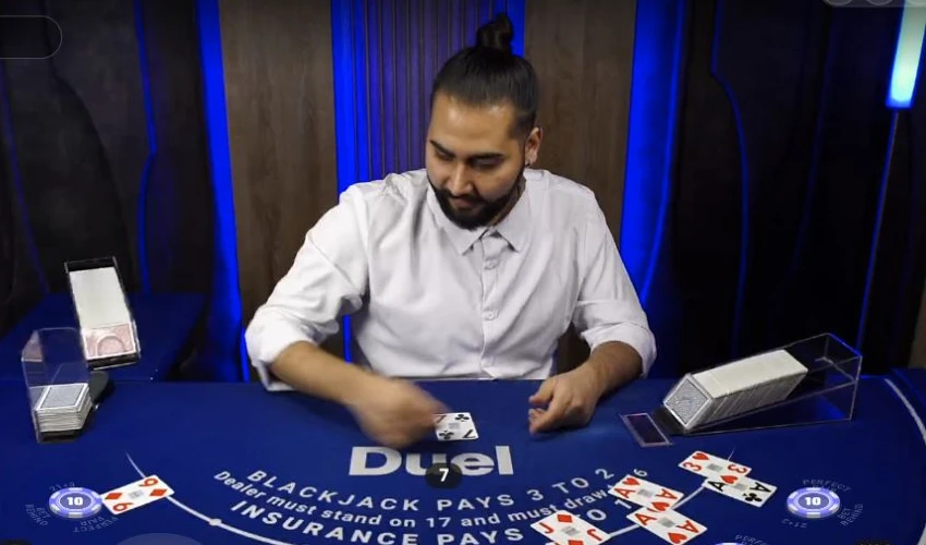 Dealer und Karten während einer Runde Duel Blackjack Beta